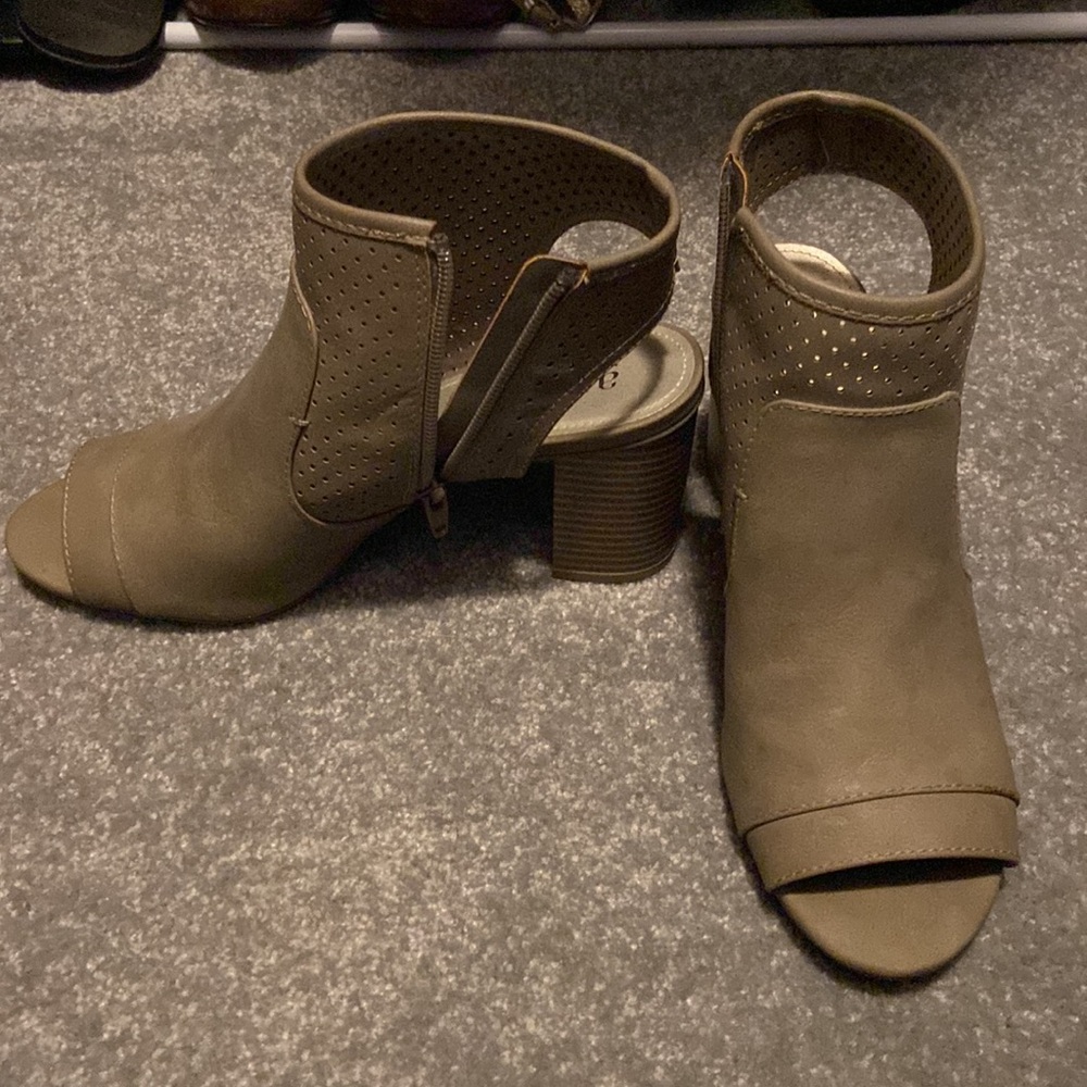 Heels - Picture 2 of 5